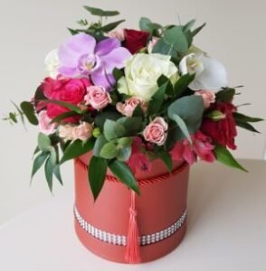 Gėlių puokštė dėžutėje „Elegancija“