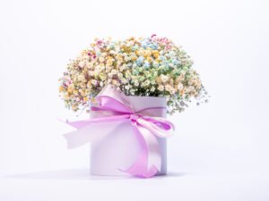 Gėlių puokštė dėžutėje „Spalvotas debesėlis“